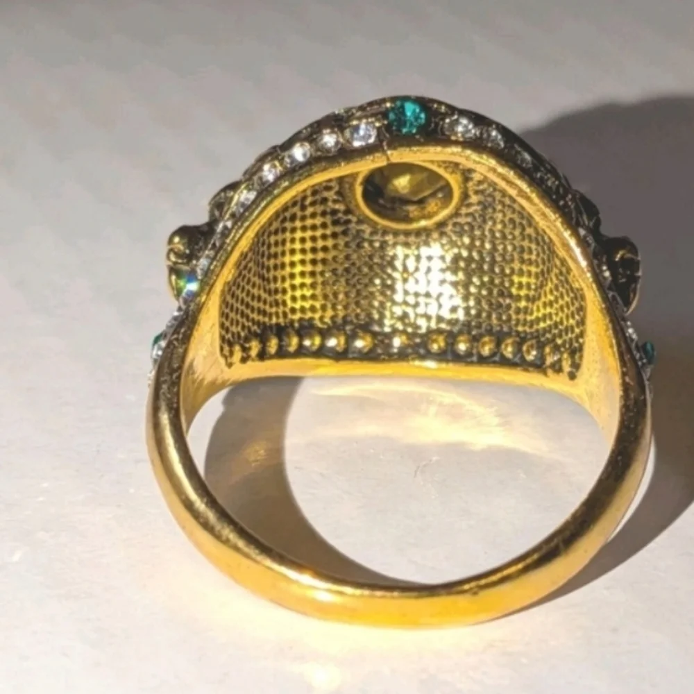 Elegant Golden Lion and Green Gemstone Mens Ring Sz 10